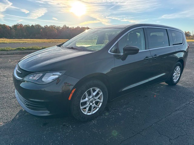 Used 2017 Chrysler Pacifica Touring FWD image 1