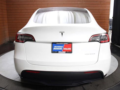 Used 2021 Tesla Model Y Long Range image 14