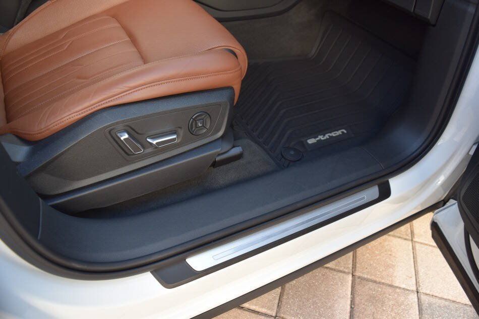 Used 2019 Audi e-tron Prestige w/ Prestige Package AWD/4WD image 51