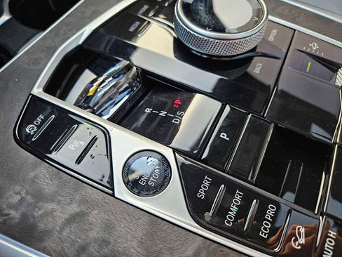 Used 2025 BMW X7 xDrive40i w/ Executive Package image 31