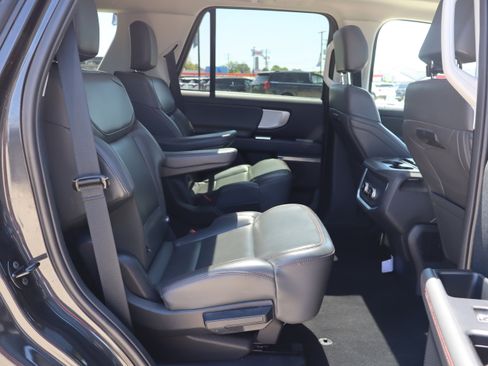 Used 2025 Ford Expedition Active AWD/4WD image 13