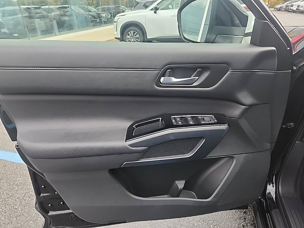Used 2025 Nissan Pathfinder SL AWD/4WD image 11