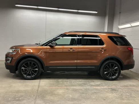 Used 2017 Ford Explorer XLT w/ Equipment Group 202A AWD/4WD image 2