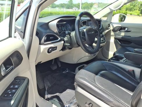 Used 2022 Chrysler Pacifica Touring-L FWD image 6