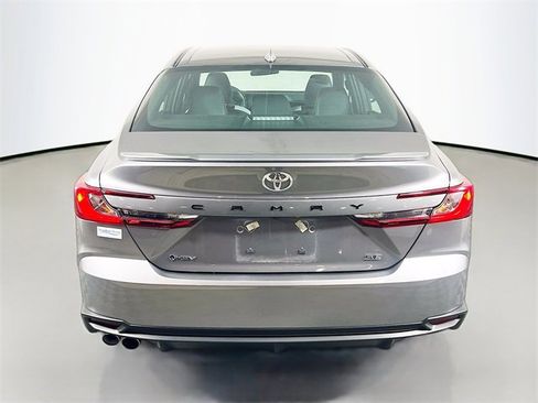 Used 2025 Toyota Camry SE image 6