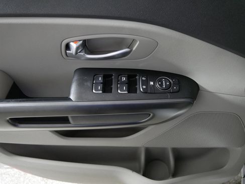 Used 2017 Kia Sedona L image 19