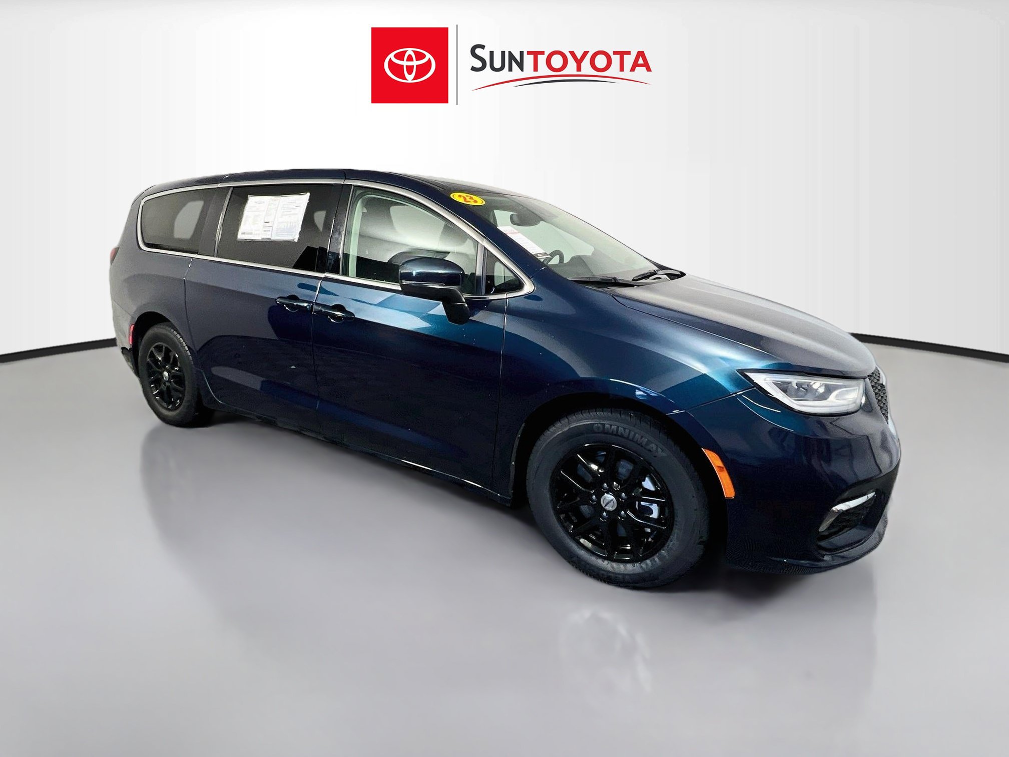Used 2023 Chrysler Pacifica Touring-L FWD image 1