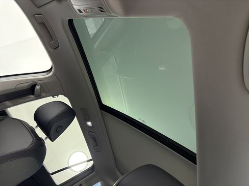 Used 2024 Volkswagen Tiguan SE FWD image 19