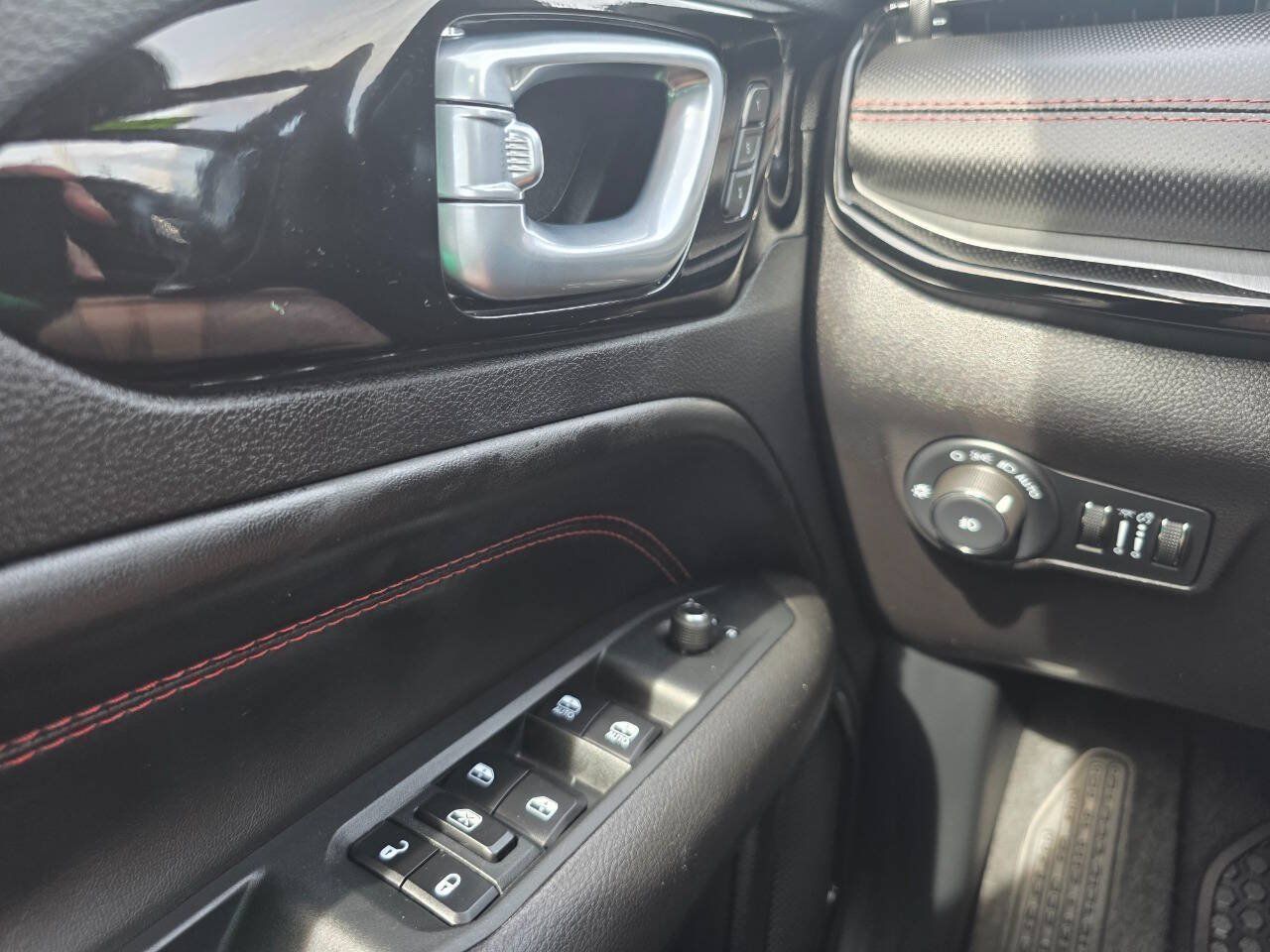 Used 2025 Jeep Compass Trailhawk w/ Trailhawk Elite Group AWD/4WD image 22