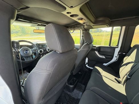 Used 2015 Jeep Wrangler Unlimited Sahara w/ Connectivity Group image 24