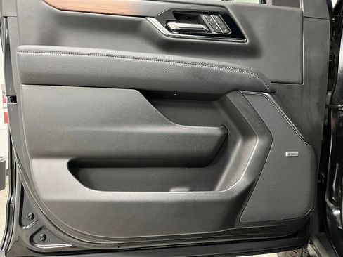 Used 2025 GMC Yukon XL Denali AWD/4WD image 24