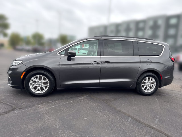 Used 2022 Chrysler Pacifica Touring-L FWD image 2