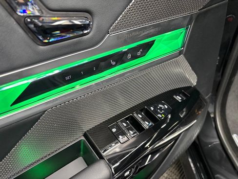 Used 2025 BMW 740i w/ Premium Package image 40