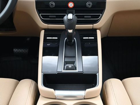 Used 2026 Porsche Macan image 10