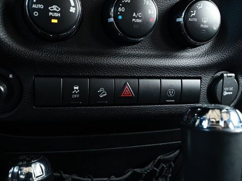 Used 2016 Jeep Wrangler Unlimited Sahara w/ Connectivity Group AWD/4WD image 17