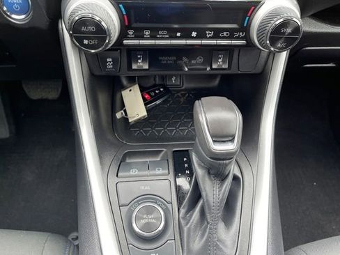 Used 2022 Toyota RAV4 SE image 25