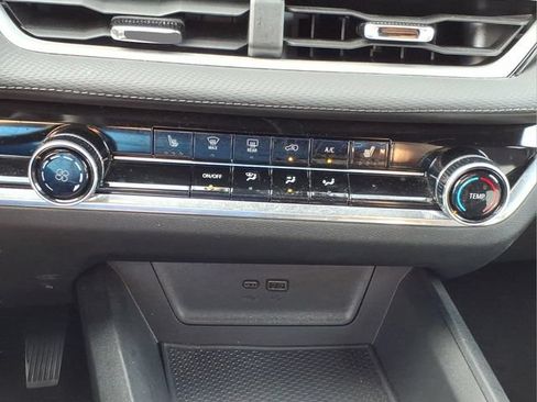 Used 2025 Chevrolet Equinox LT w/ Safety and Technology Package FWD image 19