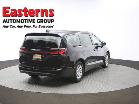 Used 2023 Chrysler Pacifica Touring-L FWD image 39