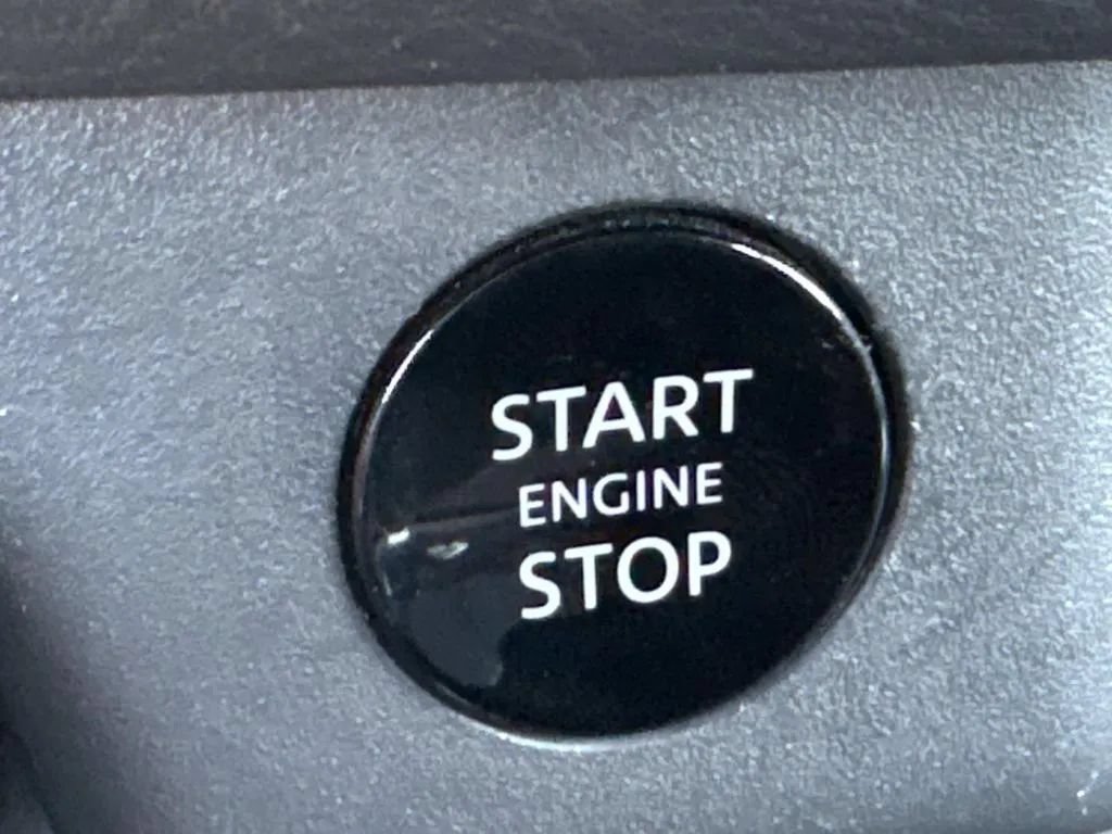 Used 2025 Nissan Rogue S FWD image 31