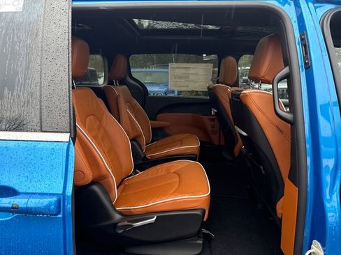 New 2026 Chrysler Pacifica Pinnacle image 10