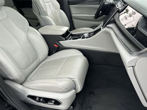 Used 2022 Jeep Grand Cherokee Overland w/ Advanced Protech Group III image 8