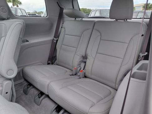 Used 2018 GMC Acadia SLT FWD image 16