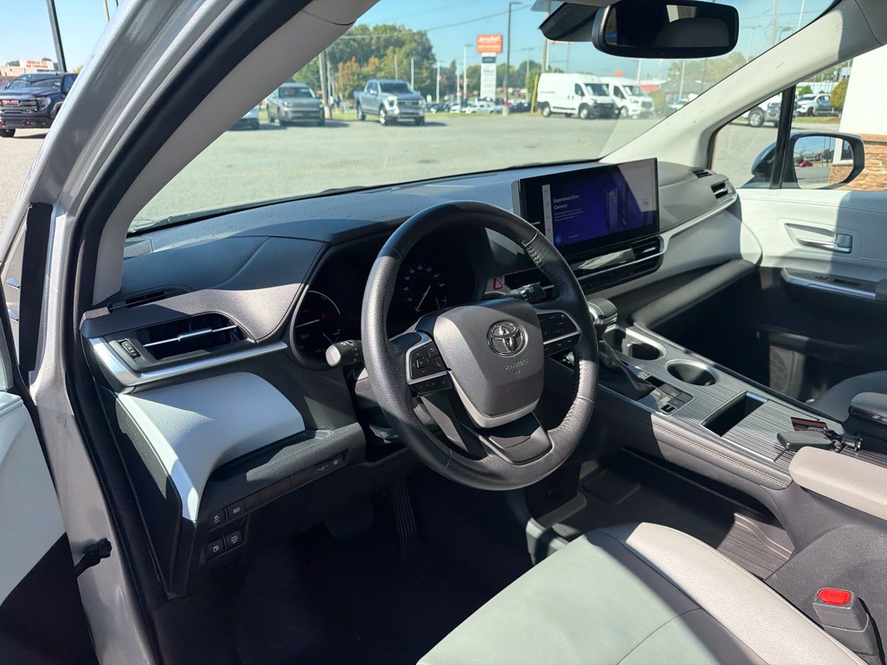 Used 2025 Toyota Sienna XLE FWD image 4