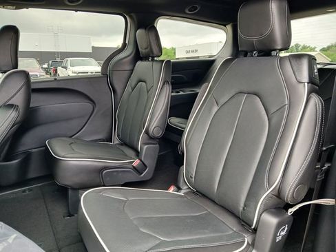 New 2027 Chrysler Pacifica Limited AWD/4WD image 13