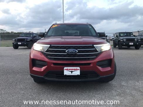 Used 2022 Ford Explorer XLT image 2