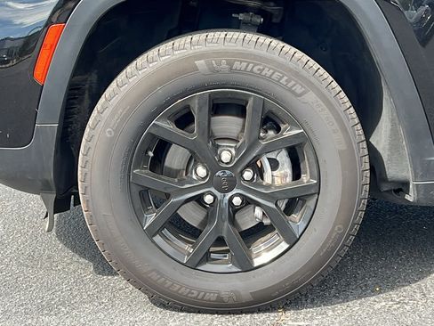 Used 2024 Jeep Grand Cherokee Altitude AWD/4WD image 9