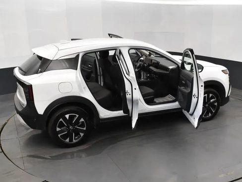 Used 2025 Nissan Kicks SV AWD/4WD image 6