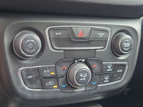 Used 2018 Jeep Compass Latitude w/ Popular Equipment Group AWD/4WD image 17