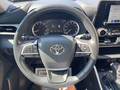 Used 2025 Toyota Highlander LE FWD image 14