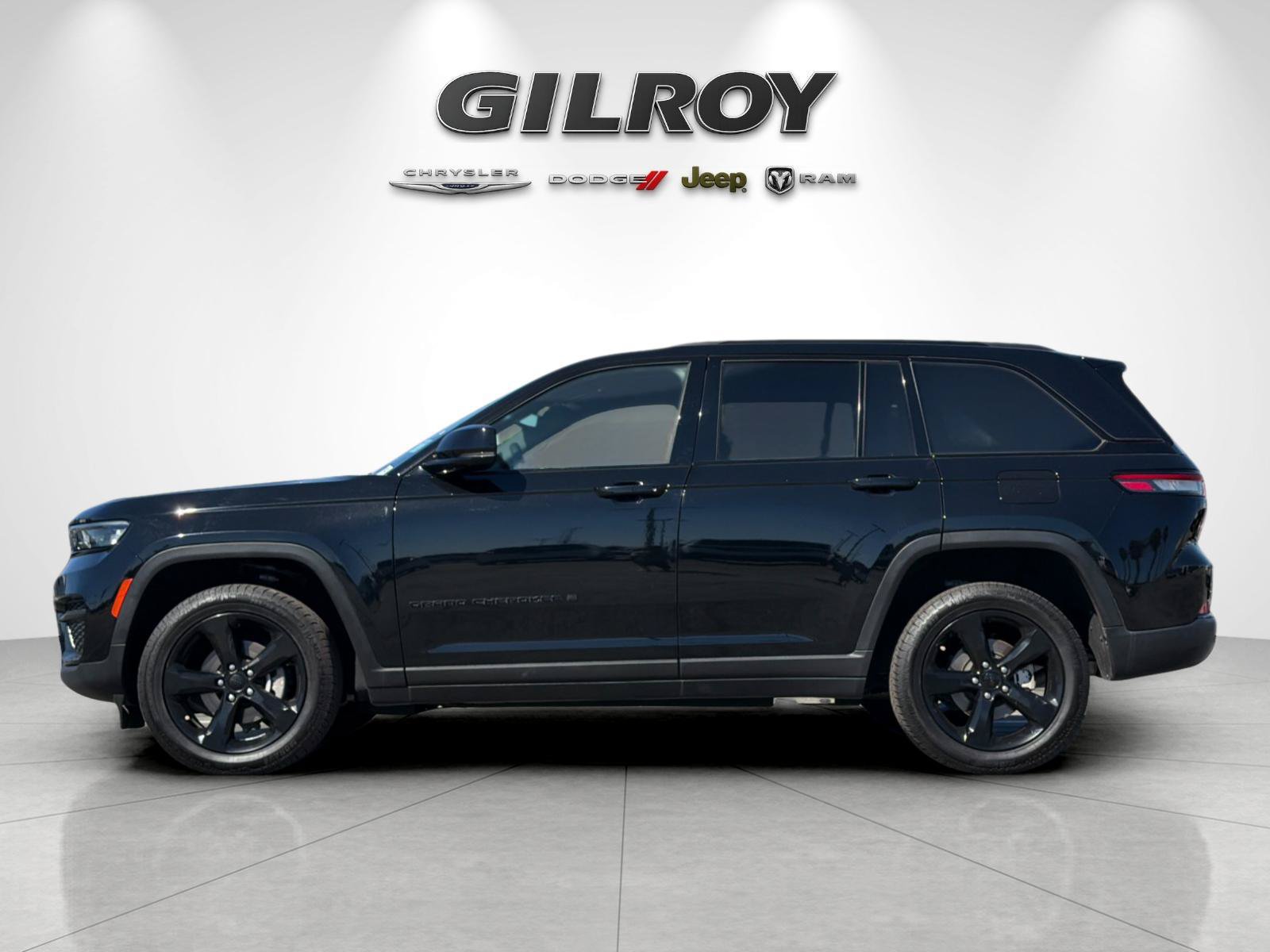 Used 2023 Jeep Grand Cherokee Altitude RWD image 7