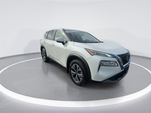 Used 2023 Nissan Rogue SV image 2