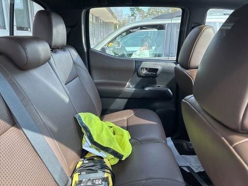 Used 2021 Toyota Tacoma Limited image 31