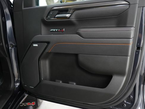 Used 2025 GMC Sierra 1500 AT4 w/ Technology Package AWD/4WD image 9