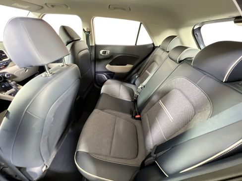 Used 2021 Hyundai Venue image 24