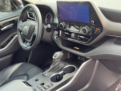 Certified 2023 Toyota Highlander XLE image 12