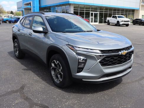 Used 2024 Chevrolet Trax LT image 2