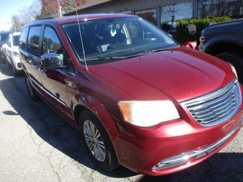 Used 2016 Chrysler Town & Country Touring-L image 2
