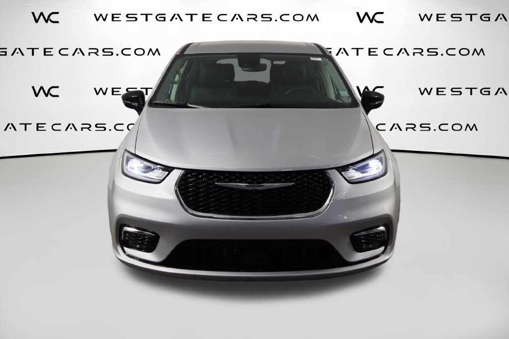 Used 2024 Chrysler Pacifica Limited FWD image 2