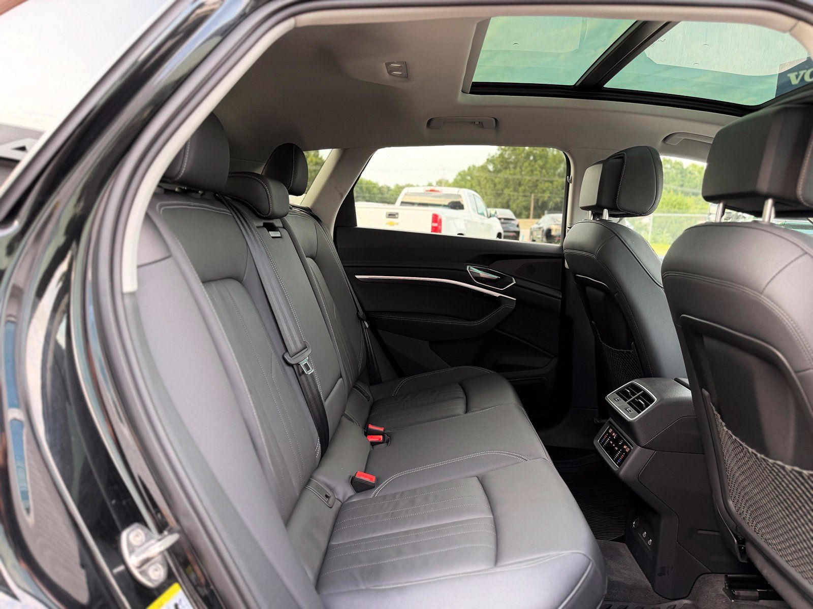 Used 2024 Audi Q8 e-tron Premium AWD/4WD image 23