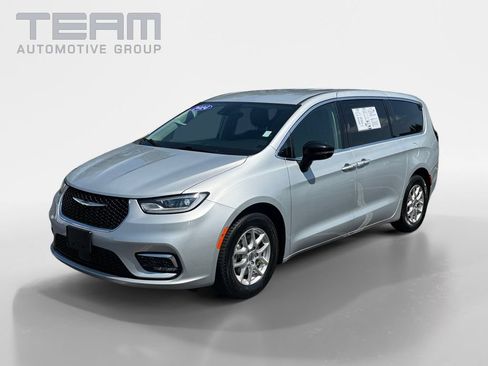 Used 2024 Chrysler Pacifica Touring-L FWD image 3