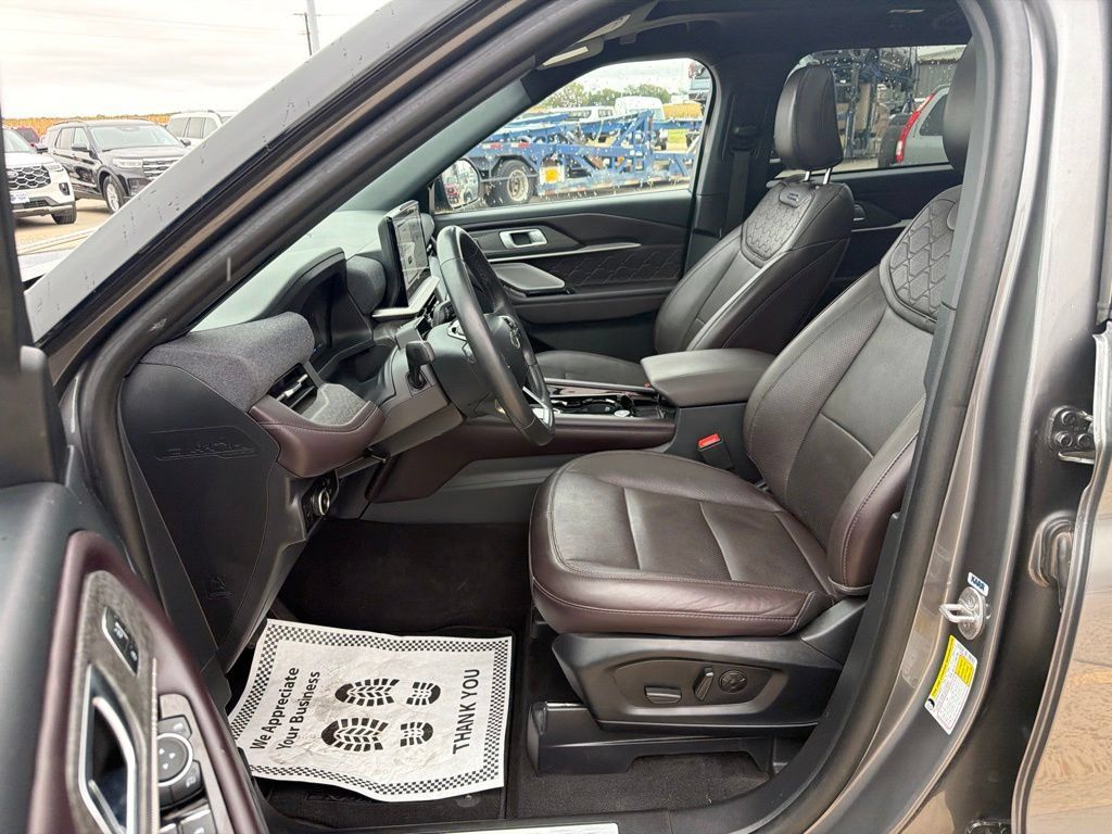 Used 2025 Ford Explorer Platinum w/ Ultimate Package AWD/4WD image 10