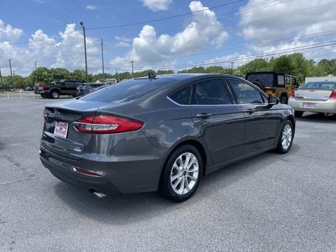 Used 2019 Ford Fusion SE FWD image 4