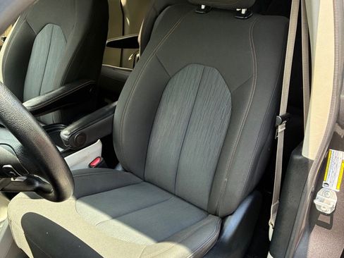 Used 2020 Chrysler Pacifica Touring FWD image 15