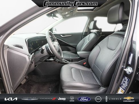 Certified 2025 Kia Niro SX image 12