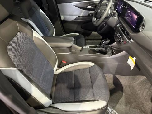 Used 2025 Buick Envista Preferred w/ Convenience II Package FWD image 25