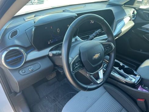 Used 2024 Chevrolet Trax LT w/ LT Convenience Package FWD image 14